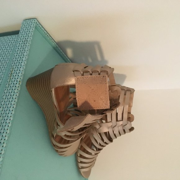 Gold wedges - Picture 3 of 3